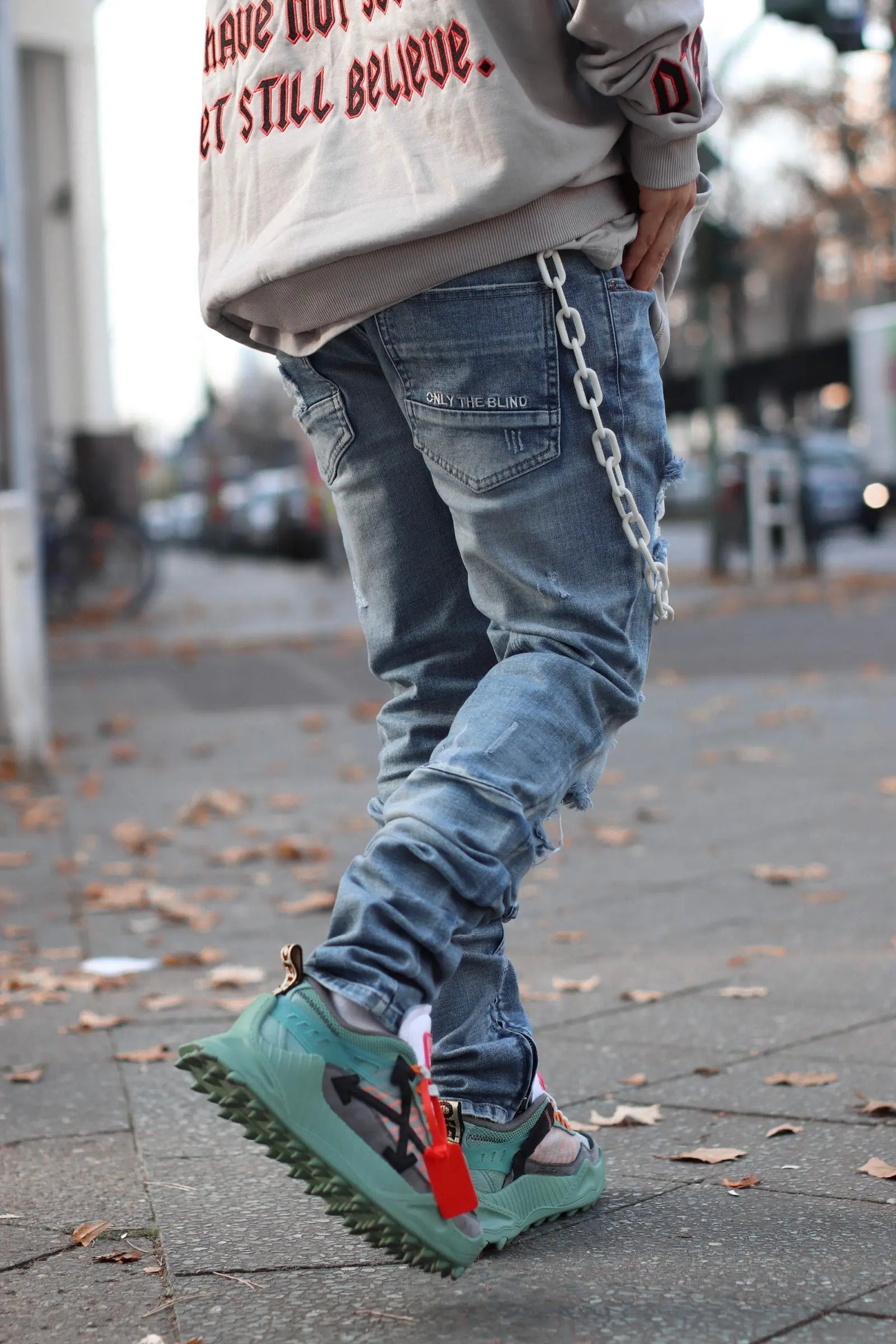 BLUE LIGHT DISTRESSED PANEL DENIM